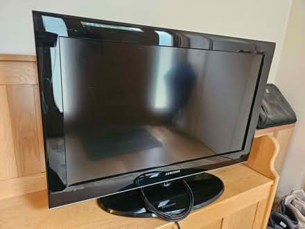 Photo of free 32" Samsung tv (Roslin EH18) #3