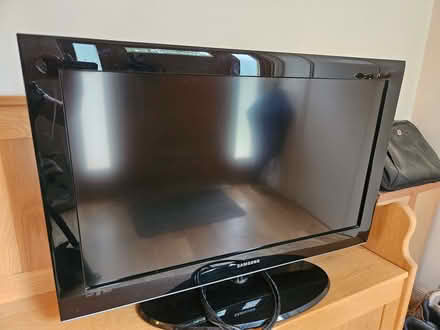 Photo of free 32" Samsung tv (Roslin EH18) #1