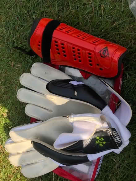 Photo of free Goalkeeper gloves and shin pads (SE6) #1