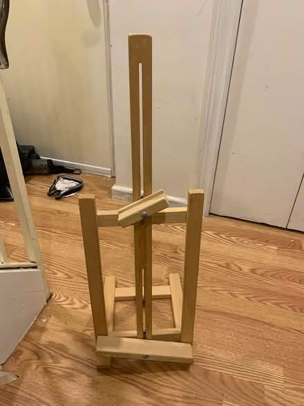 Photo of free Desktop Easel (Keele/Lawrence) #1
