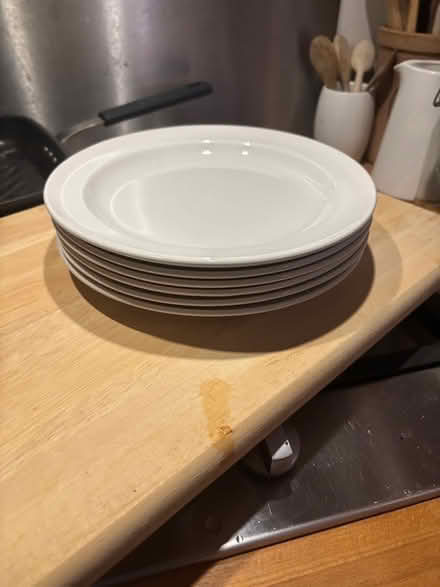 Photo of free 6 Dinner plates - no cracks or chips (Lemsford AL8) #1