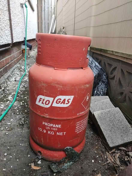 Photo of free 2 off gas cylinder (BT17) #1