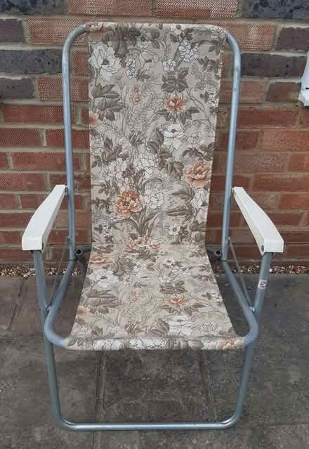 Photo of free Fold-up chair (World's End RH15) #1