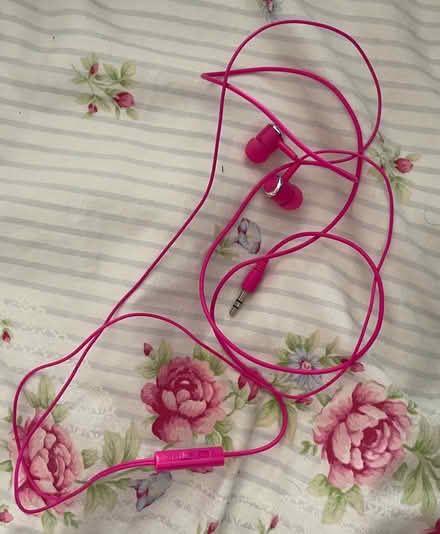 Photo of free Pink in ear headphones (Fawdon NE3) #1