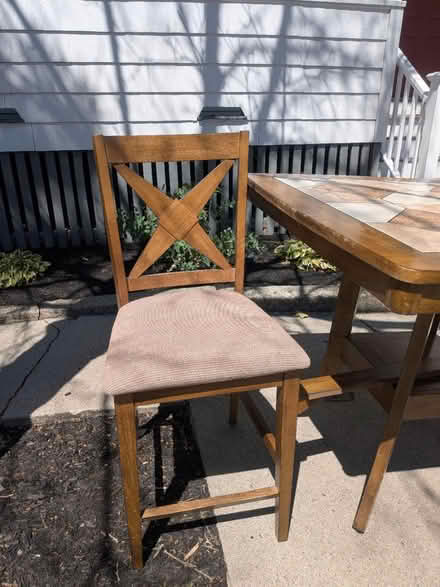 Photo of free CurbAlert: Table, chairs, Flowers (02144) #3