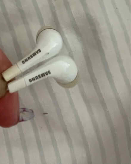 Photo of free White in ear headphones (Fawdon NE3) #2