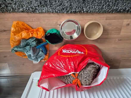 Photo of free Dog bowls, Vet Beds, brush and biodegradable pooh bags (Bengeo SG14) #1
