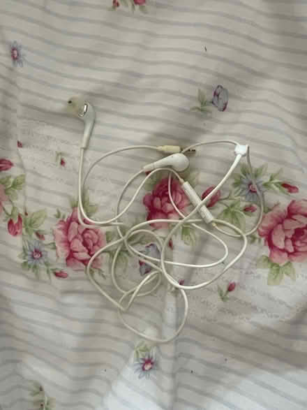 Photo of free White in ear headphones (Fawdon NE3) #3