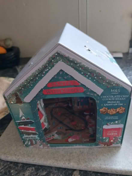 Photo of free Musical (biscuit) tin - empty (WF1) #1