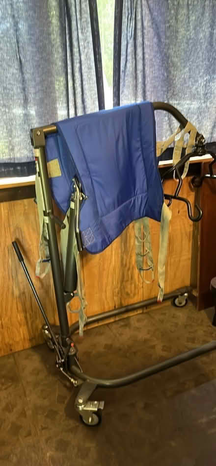 Photo of free Hoyer lift (Bayville) #1