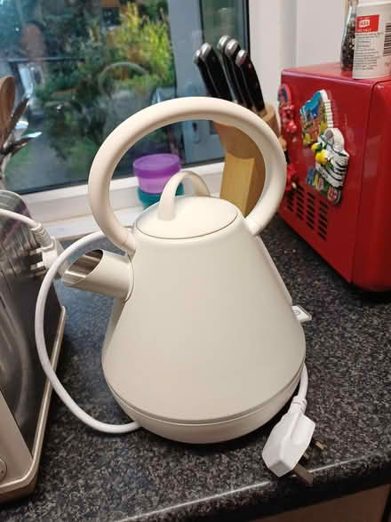 Photo of free Kettle and toaster set (Trewoon) #4