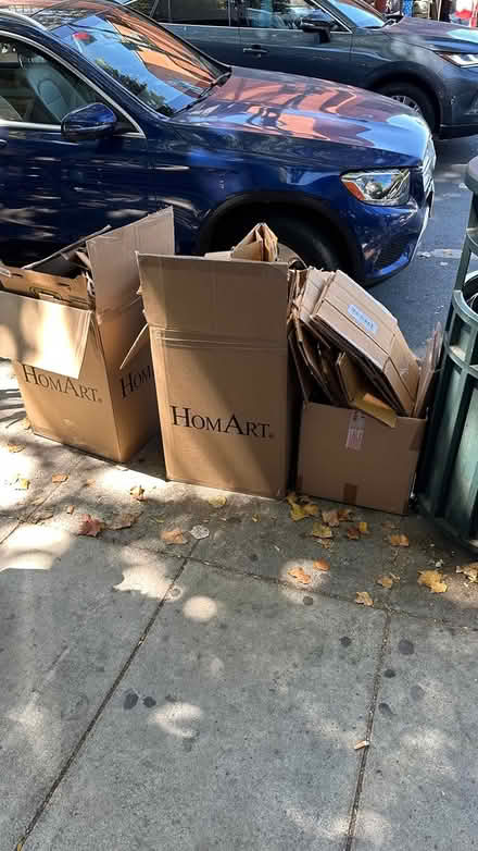 Photo of free moving boxes (Maison d’Etre on College Ave) #1