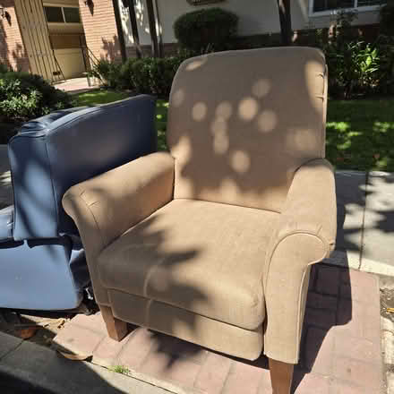 Photo of free 2 Easy Chairs (280 Chiquita Ave Mtn Vw) #2