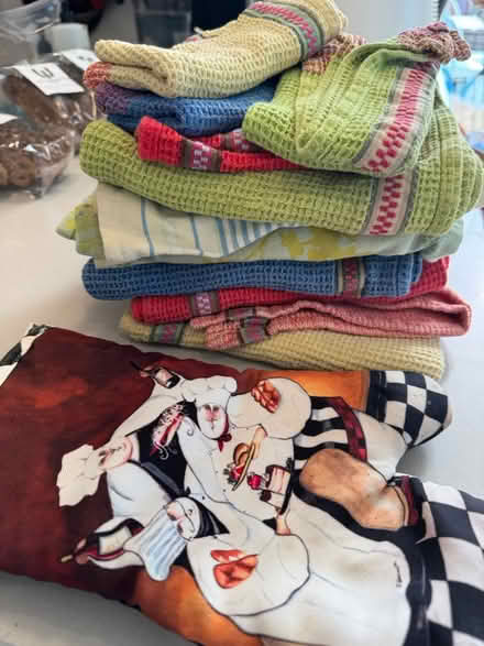 Photo of free Kitchen towels and mitt (Crown Heights) #1