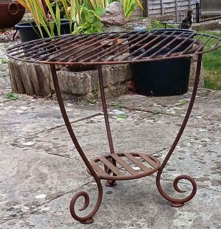 Photo of free wrought iron stand / table (Bussage GL6) #2