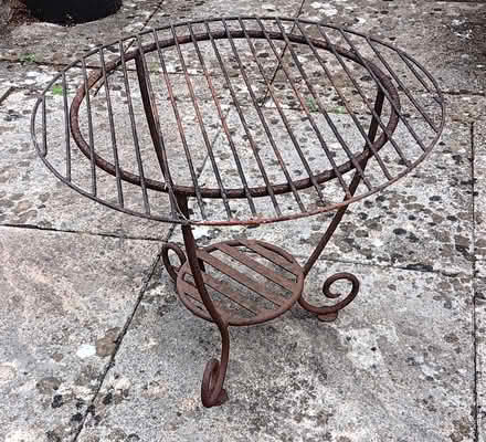 Photo of free wrought iron stand / table (Bussage GL6) #1