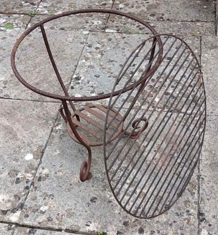 Photo of free wrought iron stand / table (Bussage GL6) #3