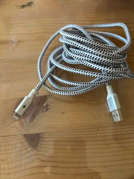 Photo of free USB to lightning charger (Chessington KT9) #1