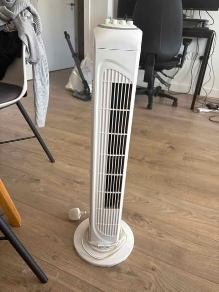 Photo of free White tower fan (E15 1GL) #1