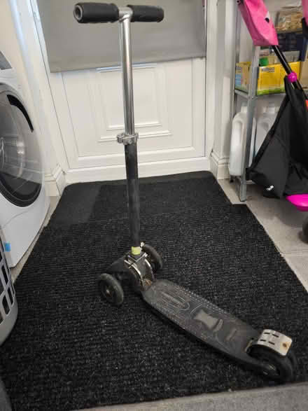 Photo of free Kid's scooter - black (Ilford IG1) #1