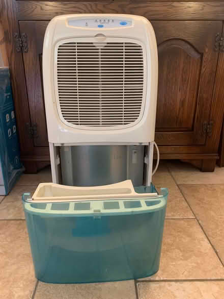 Photo of free On offer a Dehumidifier (Starkholmes DE4) #2