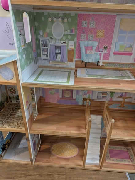 Photo of free Large doll house (Downtown Oak Park) #4
