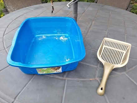 Photo of free Cat food bowl, litter box and scoop (Darien, near 75th & Lemont Rd) #2