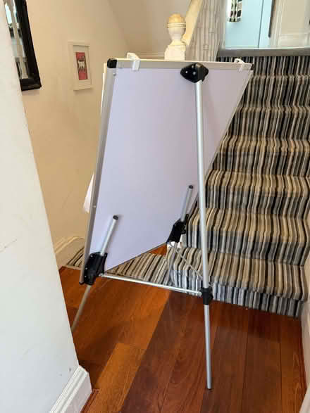 Photo of free Flip-chart with whiteboard on stand (Earlswood RH1) #3