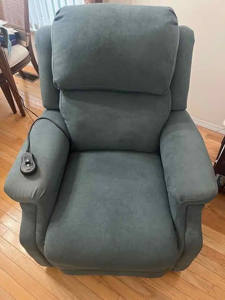 Photo of free Electric reclining/lift chair (Affton, MO) #1