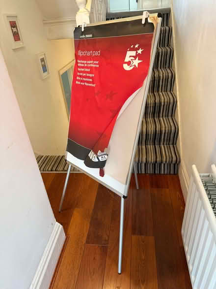 Photo of free Flip-chart with whiteboard on stand (Earlswood RH1) #2