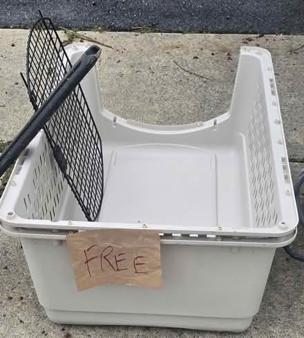 Photo of free Large Dog crate (Near Spring Ridge and 144) #1