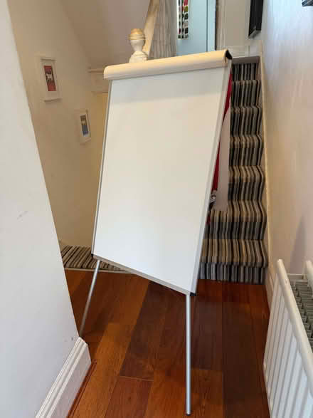 Photo of free Flip-chart with whiteboard on stand (Earlswood RH1) #1