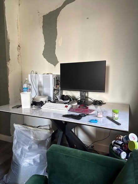 Photo of free white desk (n80es) #1