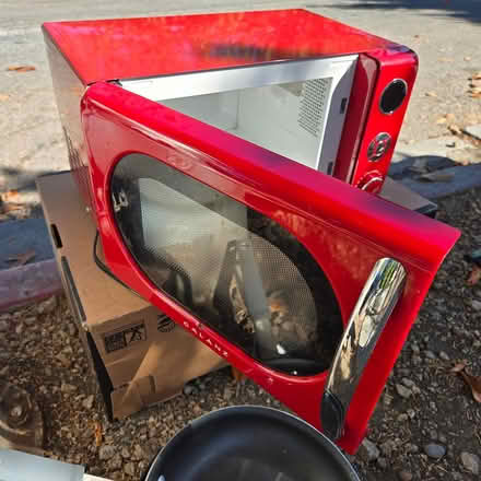 Photo of free Microwave Oven (Chiquita Av MtnVw) #2