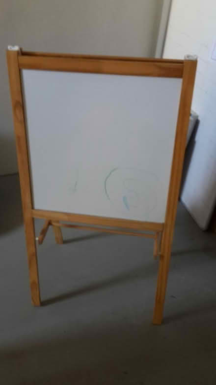 Photo of free Child's Art Easel and Whiteboard (Queenstown, near MRT) #2