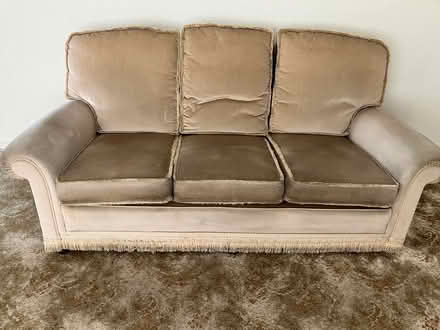 Photo of free Settee & armchair (Hu94tt) #1