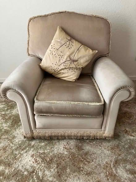 Photo of free Settee & armchair (Hu94tt) #2