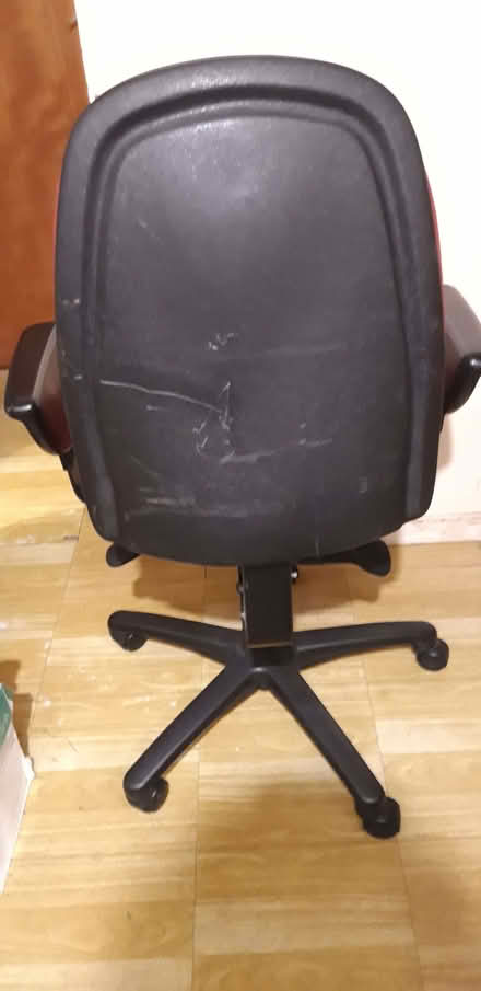Photo of free Office chair, swivelling, adjustable. (Purley CR8) #3
