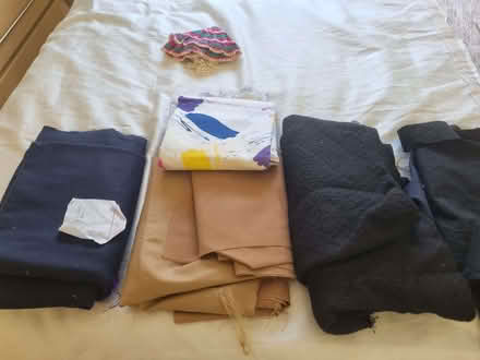 Photo of free material, zips an cottons etc (Verwood BH31) #2
