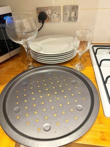 Photo of free Plates, wine glasses and pizza tray (Tuffnel Park N19) #1