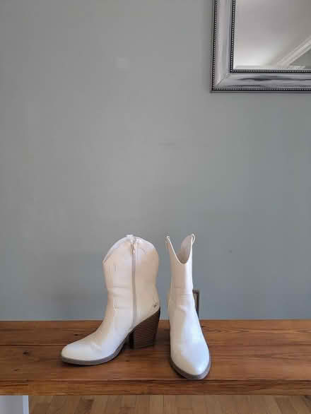 Photo of free White Western Boots (Size 9) (22308) #1