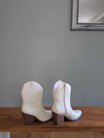 Photo of free White Western Boots (Size 9) (22308) #3
