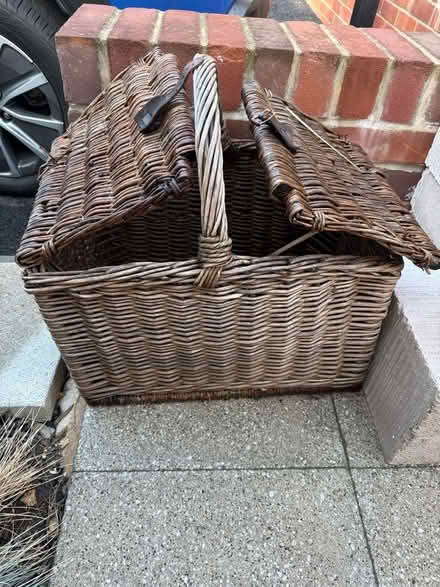 Photo of free Wicker picnic 🧺 basket (Chipping Barnet EN5) #1