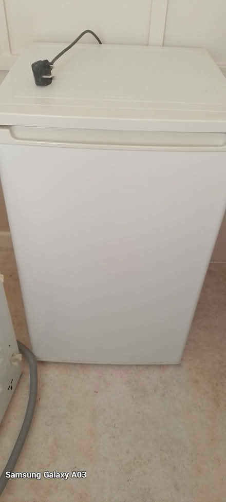 Photo of free Cooker.Washing machine.Small frige.some buckets of paint. (Southwark SE1) #2