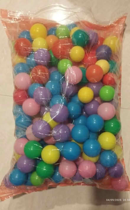 Photo of free A bag of coloured balls (Tpy) #1