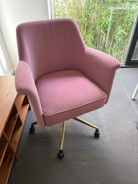 Photo of free Pink velvet office chair - comfy (Mount waverley.) #1
