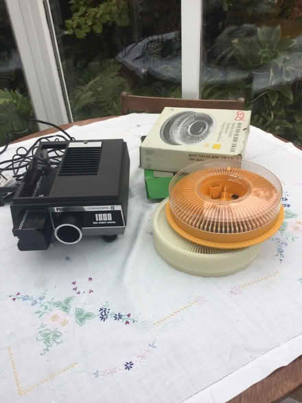 Photo of free Slide projector and 2 extra slide holders (Yealand Redmayne LA5) #1