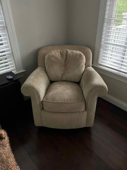 Photo of free Upholstered swivel chair (Town of Herndon) #3