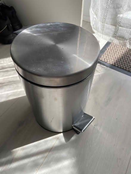 Photo of free Bathroom pedal bin (Finsbury park) #1