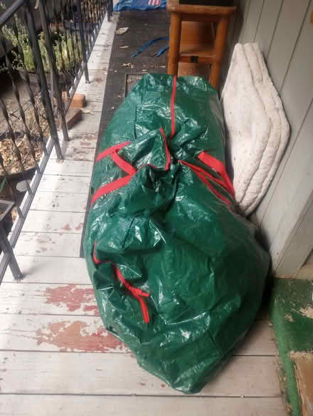 Photo of free Xmus tree / 75 gl tank and stand (close to down town) #1
